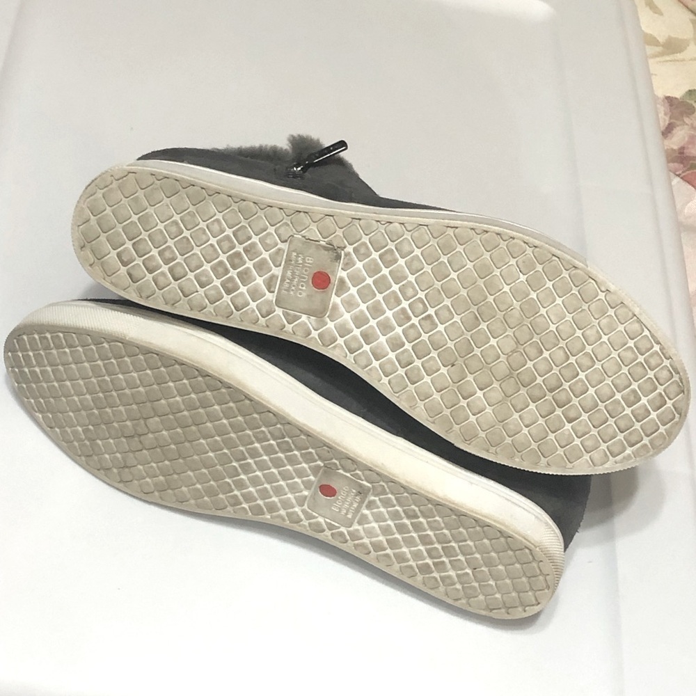 Blondo Glade Dark Grey Suede Leather Waterproof Faux Fur Trim Zip Sneaker sz 7.5 - Picture 9 of 11